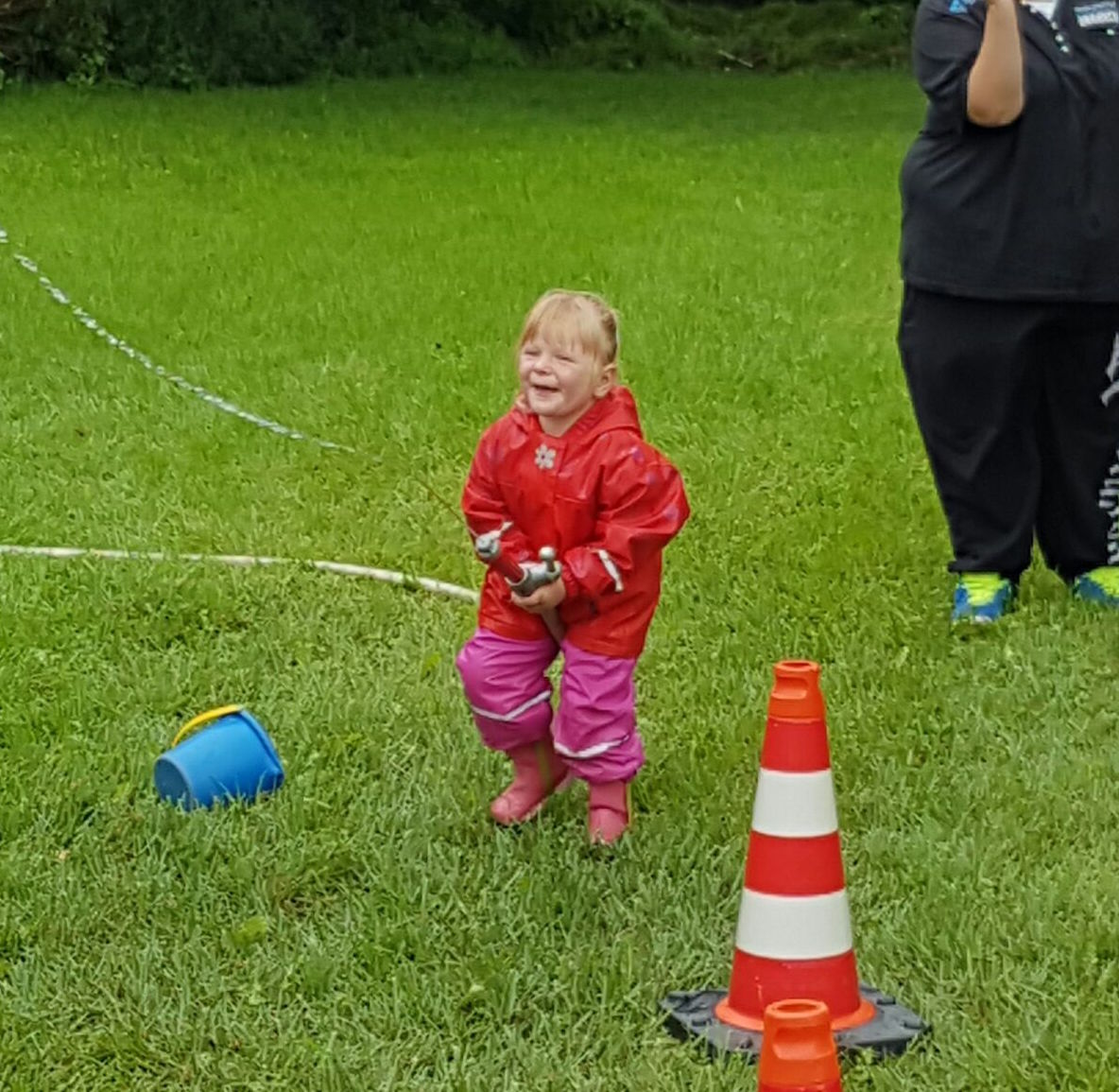 Lina mit Feuerwehrschlauch