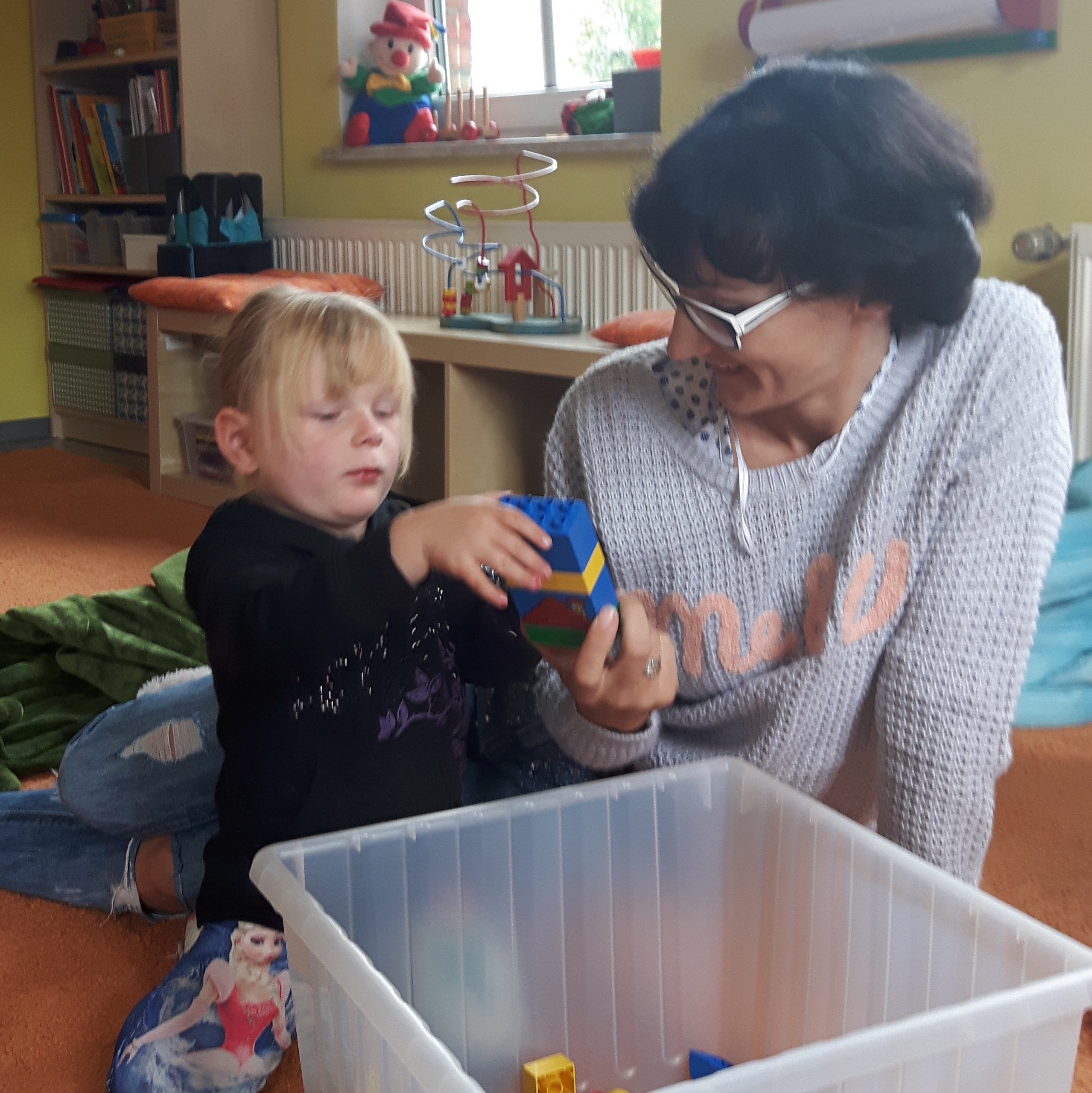 Lina und Yvonne beim Spielen